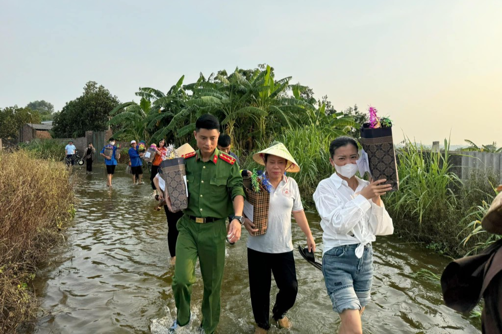 Những món quà Trung thu được mang đến với các em nhỏ vùng ngập lụt của huyện Ba Vì 