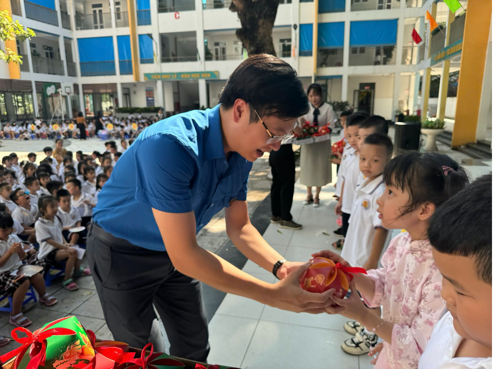 Đồng chí Trần Quang Hưng – Phó bí thư Thành đoàn Hà Nội trao quà Trung thu cho các em học sinh trường Tiểu học Quảng An