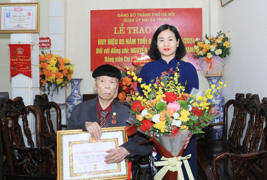 Trao Huy hiệu 85 năm tuổi Đảng tặng đồng chí Nguyễn Vũ