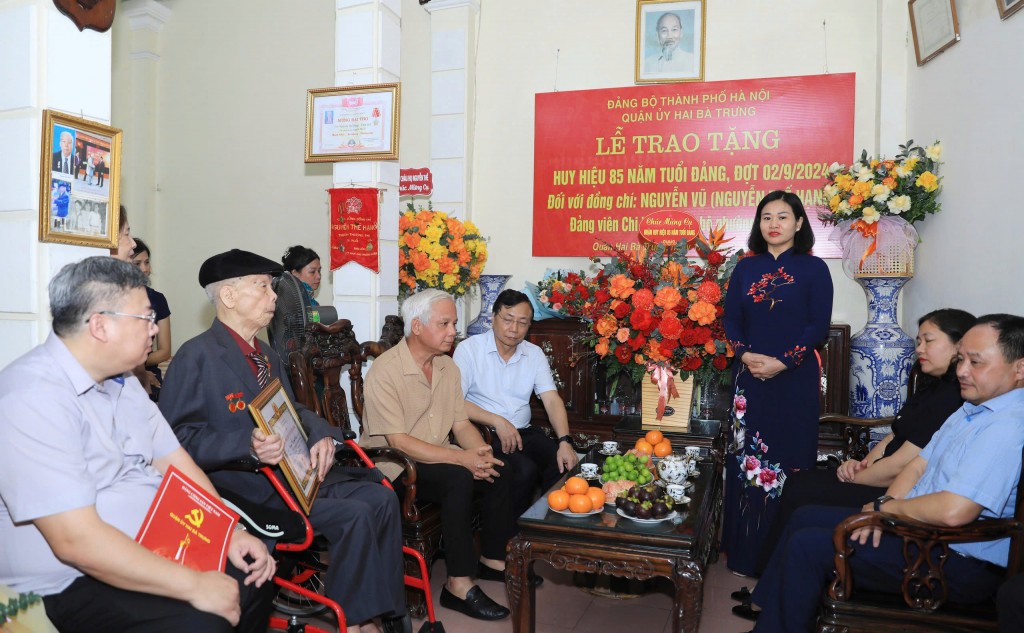 Trao Huy hiệu 85 năm tuổi Đảng tặng đồng chí Nguyễn Vũ
