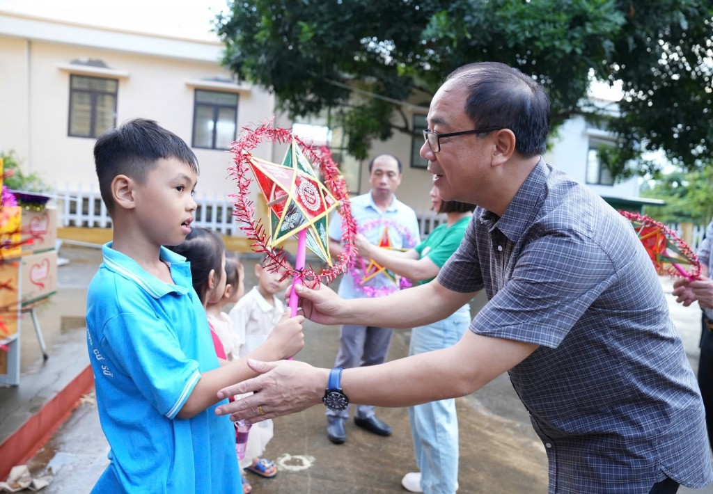 Qùa tặng Trung thu cho trẻ em vùng lũ 