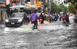 Áp thấp nhiệt đới cách Hoàng Sa khoảng 250km, có khả năng mạnh lên thành bão