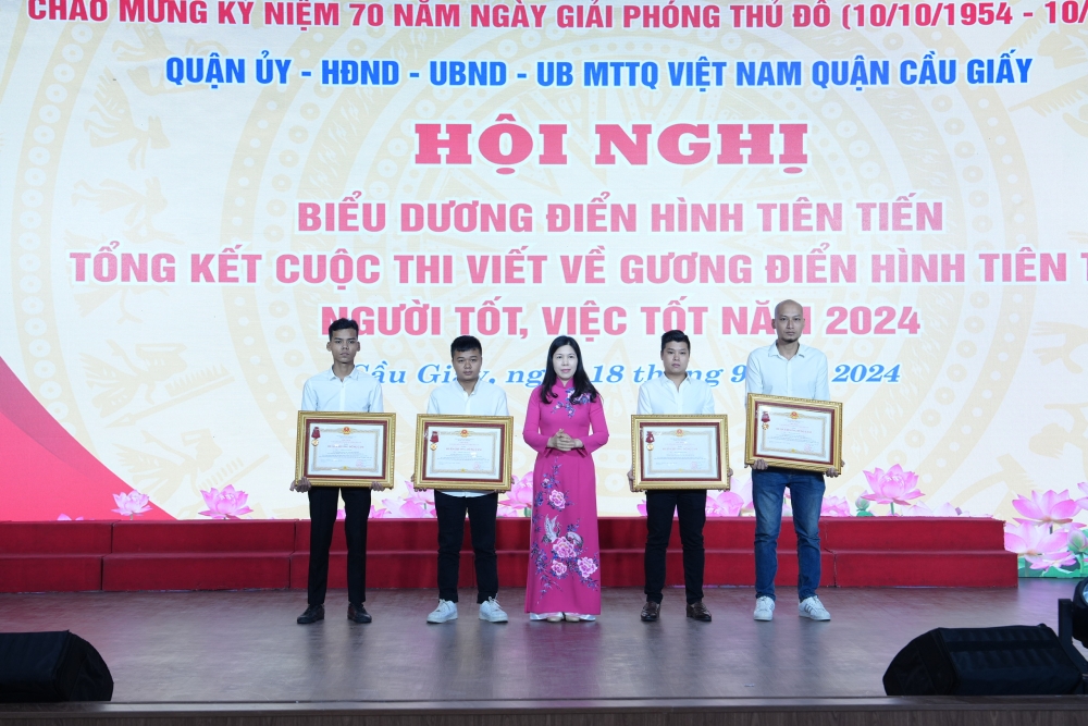 Quận Cầu Giấy vinh danh những bông hoa &quot;người tốt, việc tốt&quot;