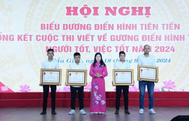 Quận Cầu Giấy vinh danh những "bông hoa" người tốt, việc tốt