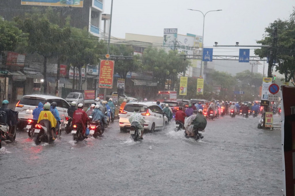 Đà Nẵng vừa có thông báo cho học sinh nghỉ học do áp thấp nhiệt đới có khả năng mạnh lên thành bão, gây mưa lớn (Ảnh Đ.Minh)