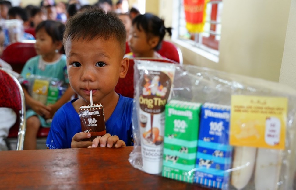 Vinamilk cùng trẻ em đón Trung thu sau những ngày bão lũ