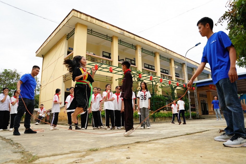 Không chỉ mang đến sữa, đoàn nhân viên Vinamilk còn vui chơi cùng các em nhằm tạo niềm vui, động viên các em về lại cuộc sống thường ngày sau những ngày bão lũ