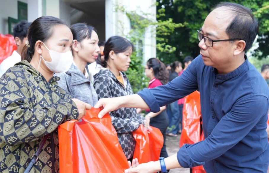 Nhà báo Nguyễn Mạnh Hưng, Tổng Biên tập báo Tuổi trẻ Thủ đô trao quà tới người dân khó khăn tại xã Gia Phú, huyện Bảo Thắng, tỉnh Lào Cai