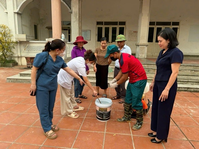 Mê Linh: Tăng cường vệ sinh môi trường phòng chống dịch bệnh sau bão, lũ - Tin tức sự kiện - Cổng thông tin điện tử Sở y tế Hà Nội