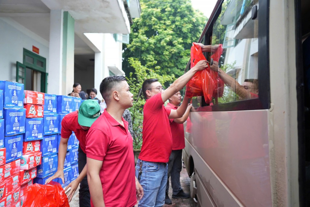 Cán bộ, nhân viên Sabeco vận chuyển quà tặng hỗ trợ bà con Lào Cai bị thiệt hại do bão lũ