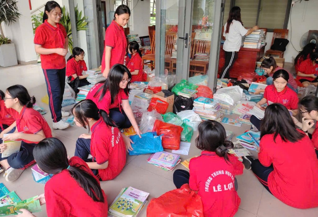 Học sinh Thủ đô quyên góp, ủng hộ sách giáo khoa cho trẻ em vùng lũ