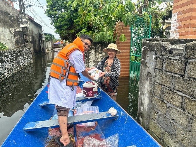 Cán bộ trạm y tế xã Hợp Thanh cấp phát thuốc thiết yếu cho người dân bị ngập lụt.