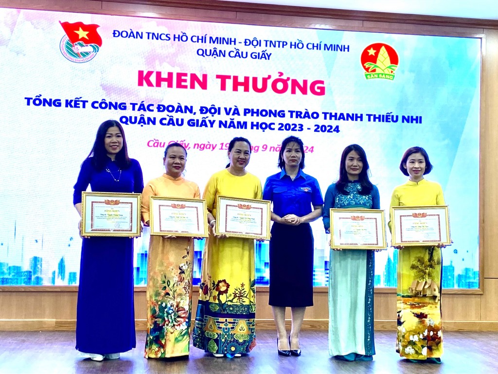 trao khen thưởng tới các cá nhân