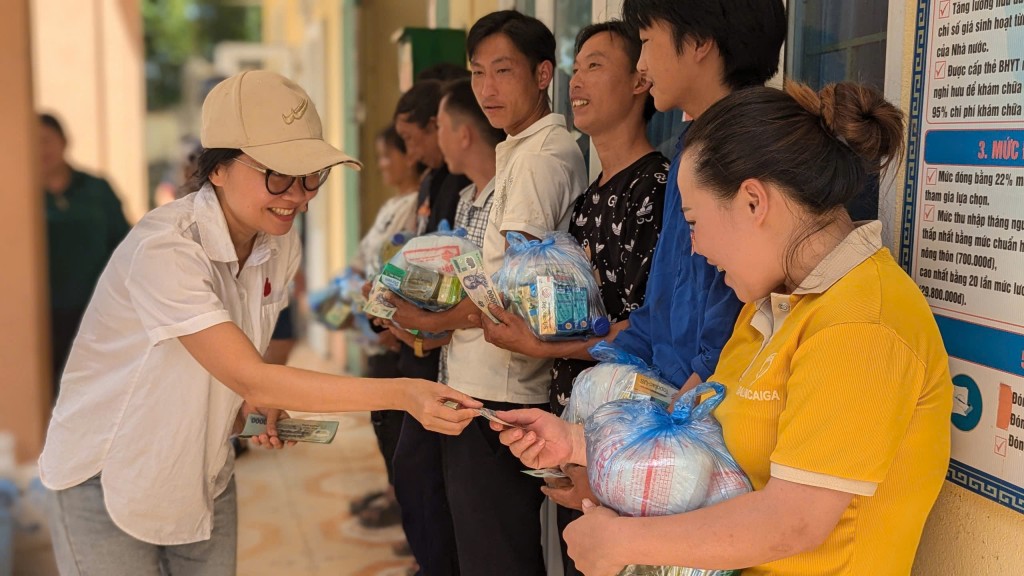 Chị Vũ Thị Minh Châu trao quà cho bà con tại xã Vĩnh Phong, Bảo Lạc, Cao Bằng 19/9/2024