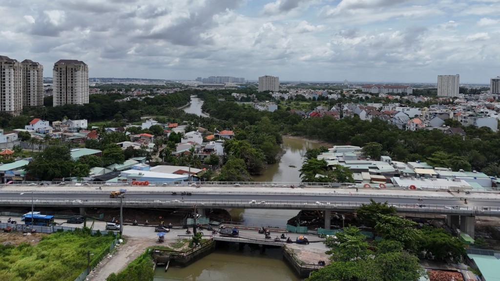 Cầu cống đập Rạch Chiếc cũ vốn nhỏ hẹp, không còn đủ khả năng đáp ứng lượng phương tiện đông đúc như hiện nay nên thường xuyên xảy ra tình trạng ùn tắc