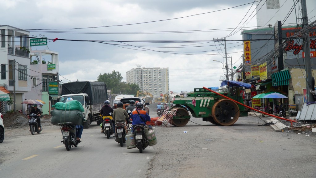 Một phần đường Đỗ Xuân Hợp đang bị rào chắn để thi công