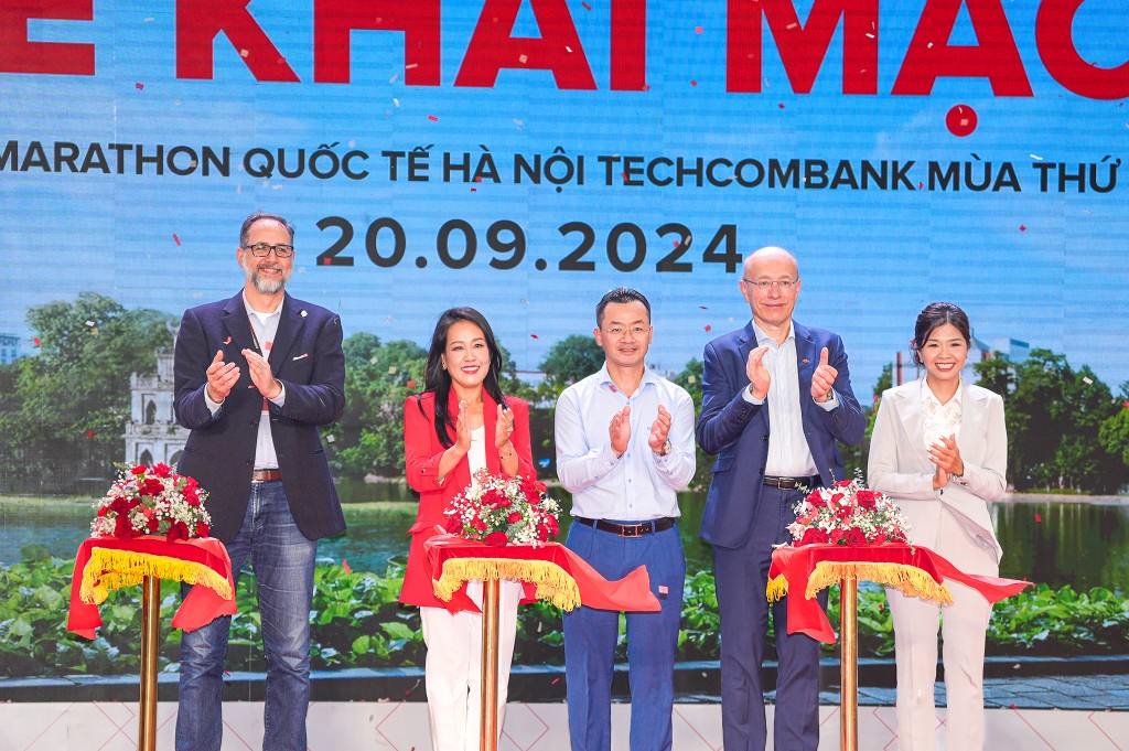 Bà Thái Minh Diễm Tú, Giám đốc Khối Tiếp thị Techcombank trả lời tại buổi họp báo