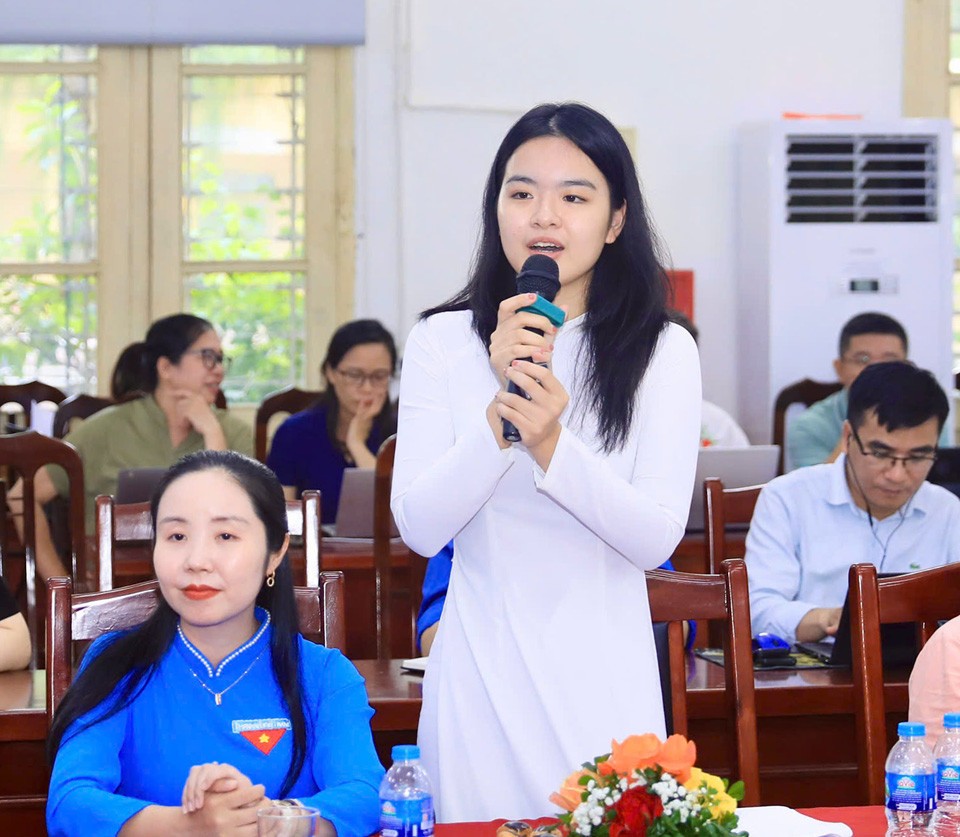 Em Nguyễn Mỹ Hạnh, học sinh lớp 12D2, Trường THPT Việt Đức.