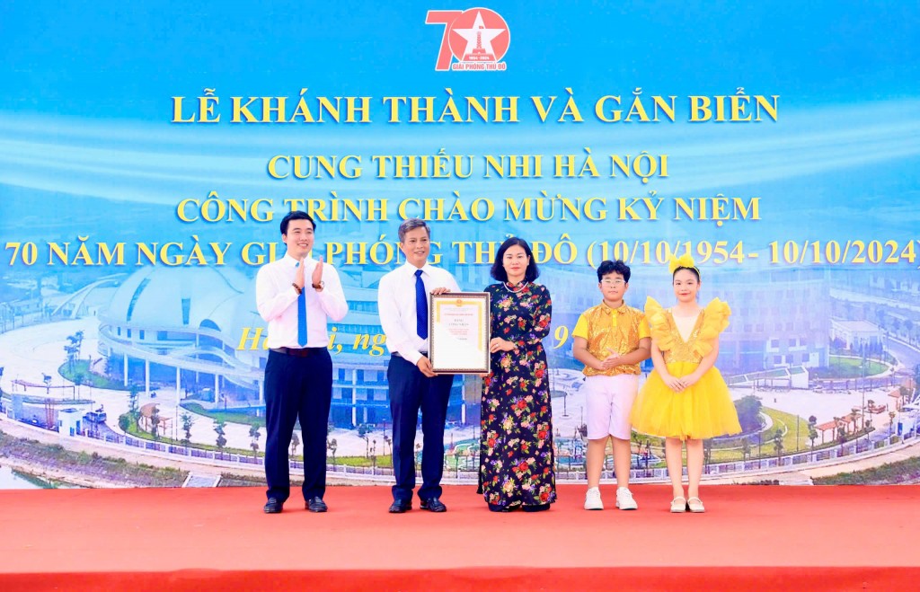 Uỷ viên Ban Chấp hành Trung ương Đảng, Phó Bí thư Thường trực Thành uỷ Hà Nội Nguyễn Thị Tuyến trao bằng công nhận công trình cấp thành phố chào mừng kỷ niệm 70 năm ngày Giải phóng Thủ đô