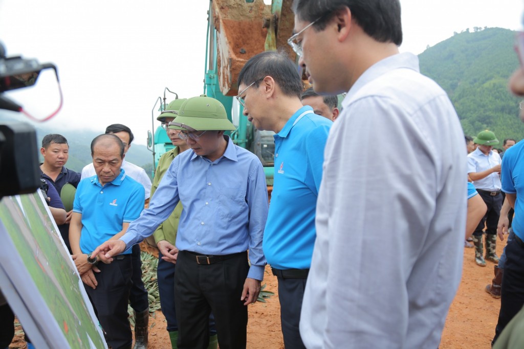 Lãnh đạo tỉnh Lào Cai giới thiệu với lãnh đạo Tập đoàn về dự kiến khu vực xây dựng khu ở mới cho dân cư thôn Kho Vàng.