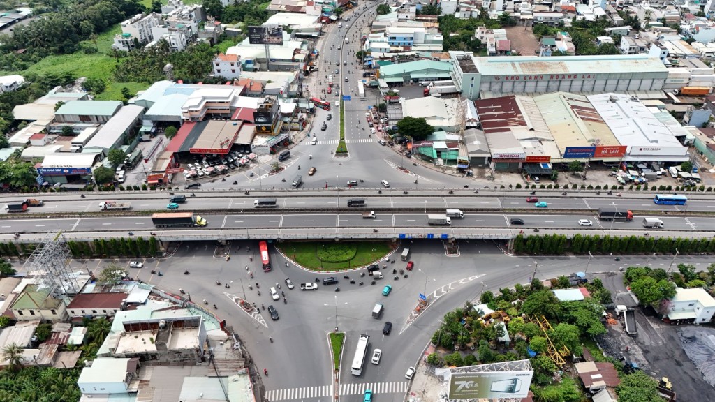 Quốc lộ 13 kết nối TP Hồ Chí Minh qua các tỉnh Bình Dương, Bình Phước. Trong đó, đoạn qua địa bàn tỉnh Bình Dương đã được mở rộng khang trang. Tuy nhiên, phía TP Hồ Chí Minh đoạn từ ngã tư Bình Phước về cầu Bình Triệu chưa được mở rộng