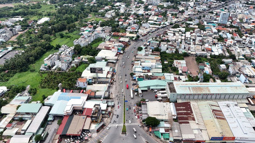 Quốc lộ 13 (đoạn từ cầu Bình Triệu đến ngã tư Bình Phước) dài 5km, là một thành phần của dự án cầu, đường Bình Triệu 2, hình thành hơn 20 năm trước theo hình thức BOT (xây dựng - kinh doanh - chuyển giao). Thế nhưng, dự án chưa được triển khai do hợp đồng BOT sau đó bị dừng thực hiện trên tuyến đường hiện hữu