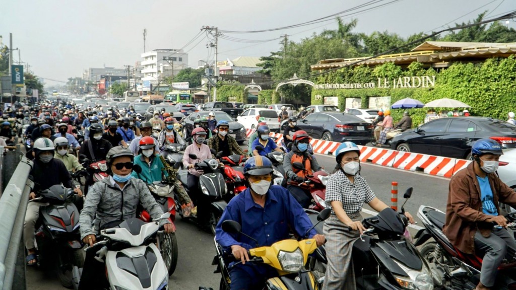 Hiện trạng Quốc lộ 13 hiện hữu nhỏ hẹp, thường xuyên xảy ra tình trạng ùn tắc giao thông vào giờ cao điểm, đặc biệt là nút thắt cổ chai tại cầu Ông Dầu