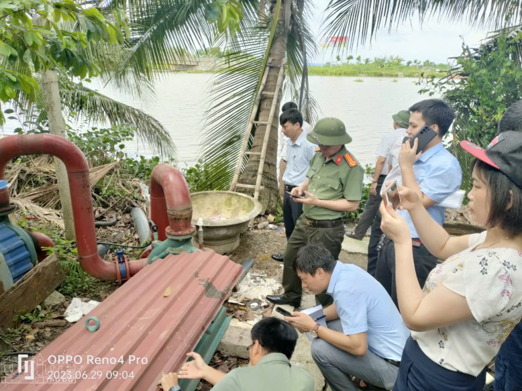 Các cơ quan chức năng kiểm tra trạm bơm hút nước thô từ sông Đa Độ vào nhà máy nước Đông Phương, Kiến Thuỵ