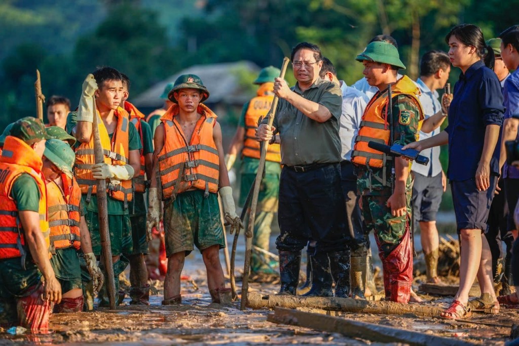 Khẩn trương khắc phục hậu quả bão lũ, nhanh chóng ổn định đời sống Nhân dân, tích cực khôi phục sản xuất kinh doanh, thúc đẩy tăng trưởng kinh tế, kiểm soát lạm phát