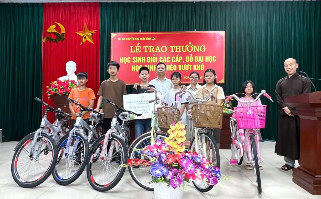 Đại diện nhóm trao quà, xe đạp cho các em học sinh