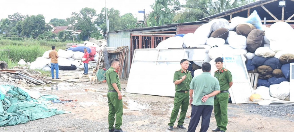 Đại diện lãnh đạo Phòng Cảnh sát điều tra tội phạm về tham nhũng, kinh tế, buôn lậu, môi trường Công an tỉnh Bình Dương cho biết, phòng đang tiến hành rà soát, tăng cường kiểm tra, xử lý các điểm tập kết phế thải xây dựng, rác thải công nghiệp trên địa bàn tỉnh. Tình trạng đổ trộm xà bần, giá hạ, rác thải tại các khu đất trống trên địa bàn thành phố gây ô nhiễm môi trường, mất mỹ quan đô thị.   Đối với bãi phế thải xây dựng, rác thải công nghiệp tại đường Nguyễn Chí Thanh (phường Tương Bình Hiệp, TP Thủ Dầu Một, Bình Dương), hiện lực lượng chức năng vẫn đang tiếp tục kiểm tra, xử lý trên tinh thần xử lý nghiêm, sai phạm đến đâu, xử lý đến đó, không để lọt tội phạm.