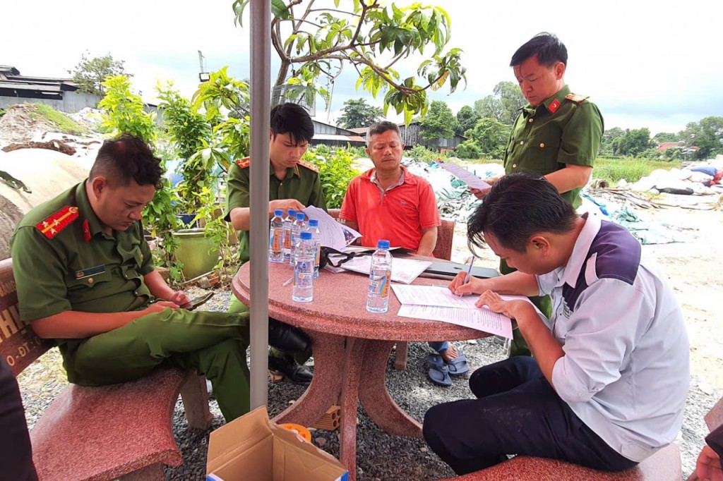 Ngày 19/9, phóng viên báo Tuổi trẻ phối hợp với đoàn kiểm tra gồm Công an tỉnh Bình Dương, Sở Tài nguyên và Môi trường, UBND TP Thủ Dầu Một, UBND phường Tương Bình Hiệp kiểm tra bãi phế thải xây dựng, rác thải công nghiệp tại đường Nguyễn Chí Thanh (phường Tương Bình Hiệp, TP Thủ Dầu Một, Bình Dương).