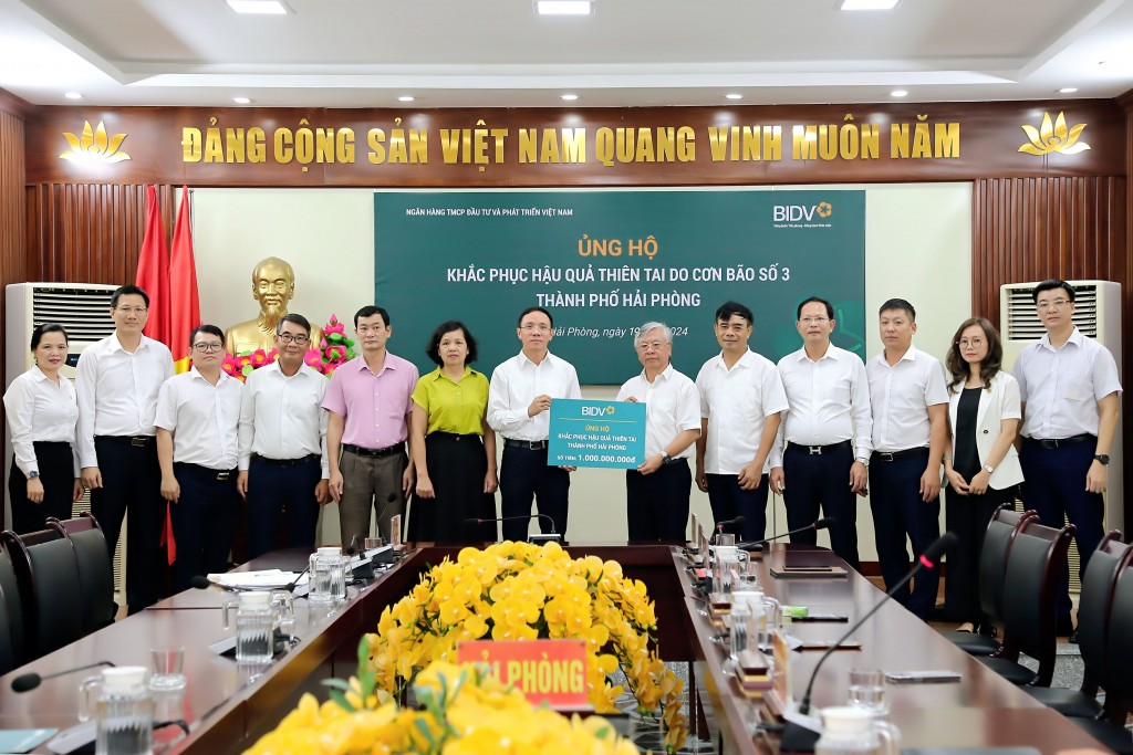 Ông Trần Xuân Hoàng - Phó Bí thư thường trực Đảng ủy, Ủy viên HĐQT BIDV - đại diện Ngân hàng, trao kinh phí ủng hộ khắc phục hậu quả thiên tai do cơn bão số 3 tại Thành phố Hải Phòng.