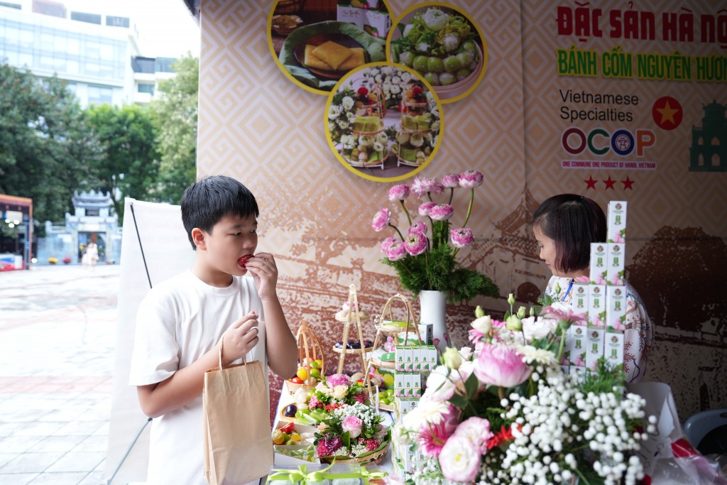 Du khách hào hứng trải nghiệm tại Festival Thu Hà Nội 2024