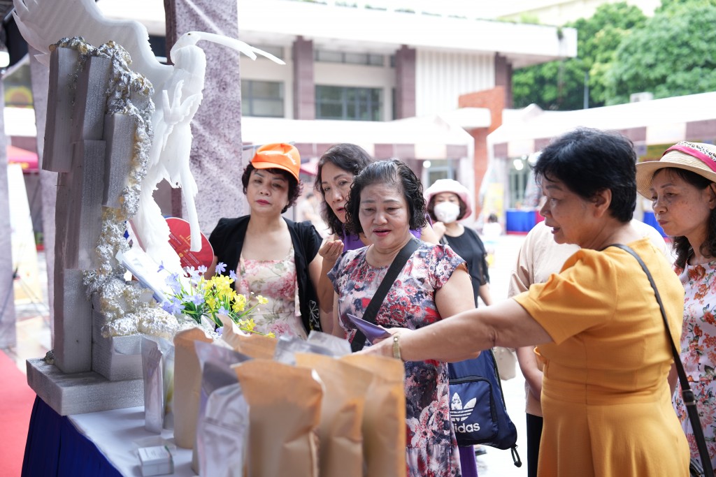 Du khách hào hứng trải nghiệm tại Festival Thu Hà Nội 2024