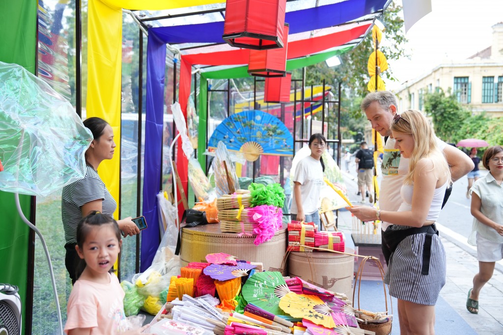 Du khách hào hứng trải nghiệm tại Festival Thu Hà Nội 2024