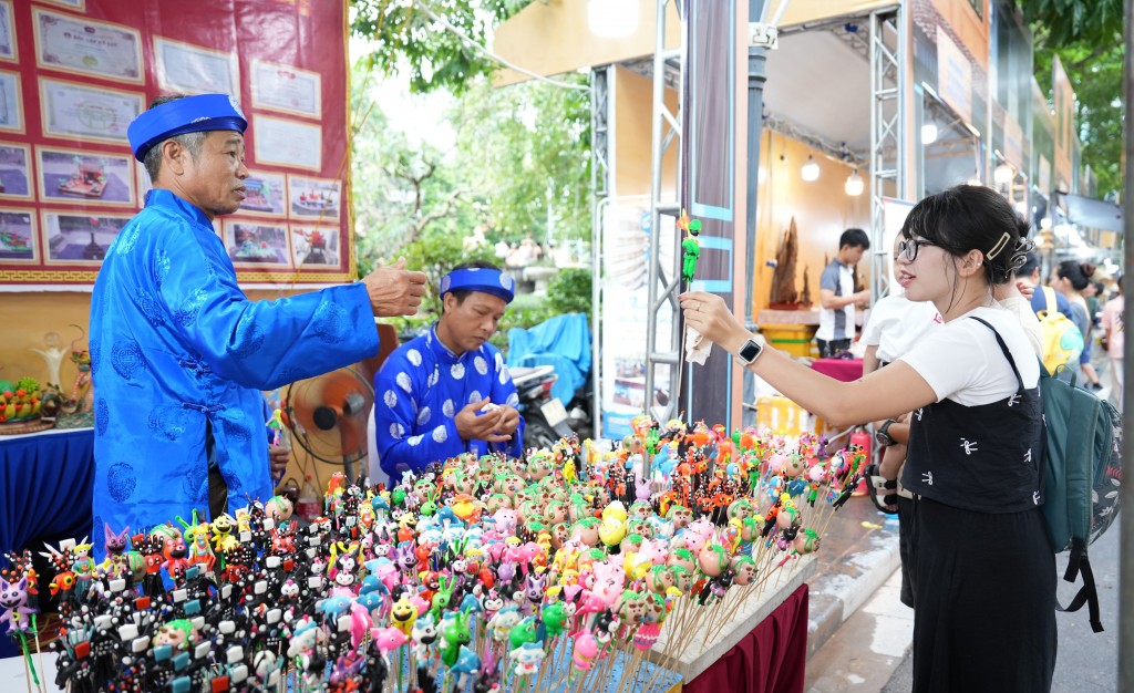 Du khách hào hứng trải nghiệm tại Festival Thu Hà Nội 2024