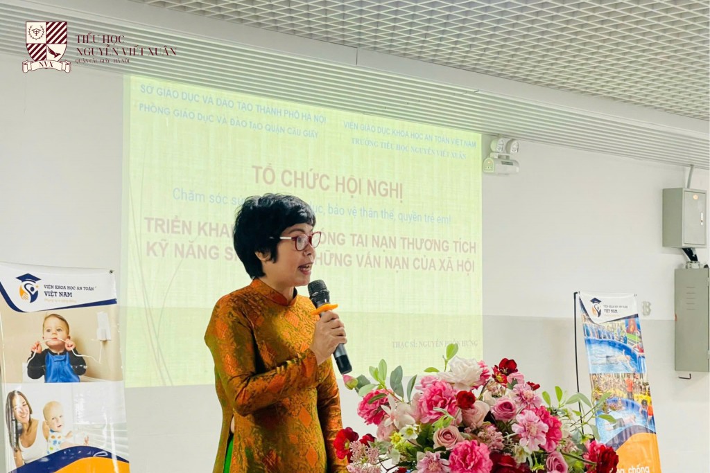 Bà Vũ Thị Ánh Tuyết - Hiệu trưởng trường Tiểu học Nguyễn Viết Xuân phát biểu tại buổi tập huấn