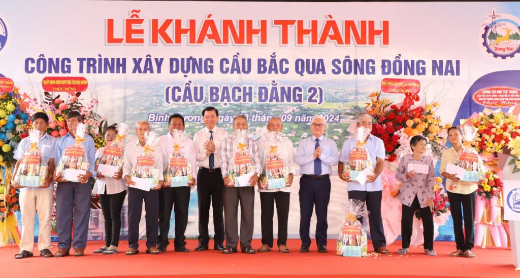 Lãnh đạo tỉnh Bình Dương và tỉnh Đồng Nai tặng hoa cho đơn vị thi công và người dân (Ảnh: Báo Bình Dương)