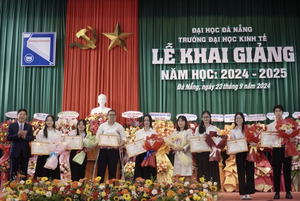 Khen thưởng các sinh viên đạt kết quả cao trong tuyển sinh đại học hệ chính quy năm 2024 (Ảnh Út Vũ)