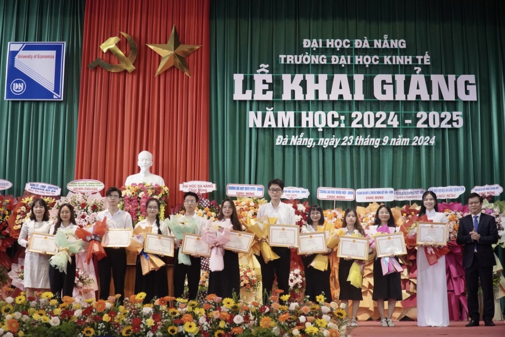 Khen thưởng 10 sinh viên đạt thành tích học tập loại xuất sắc năm học 2023 - 2024 (Ảnh Út Vũ)