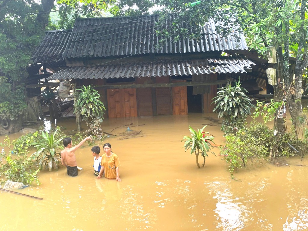 Nước lũ dâng cao ngập nhà