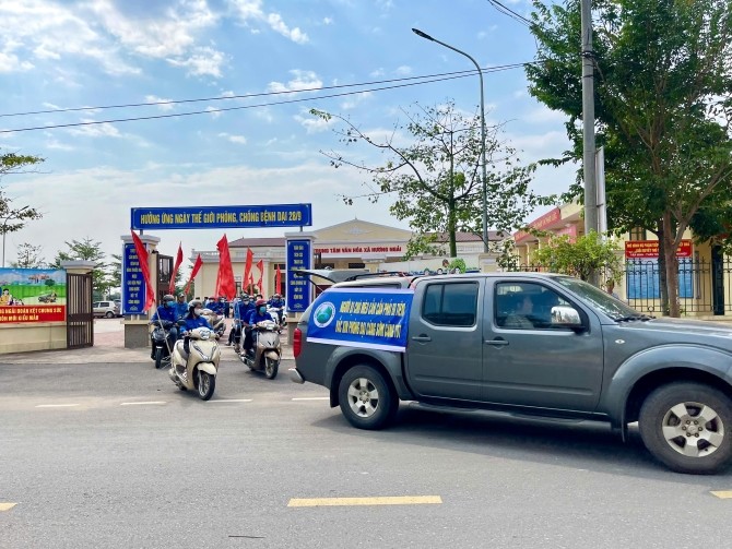 Lực lượng đoàn viên thanh niên tham gia diễu hành, tuyên truyền thông điệp hưởng ứng Ngày Thế giới phòng chống bệnh dại.