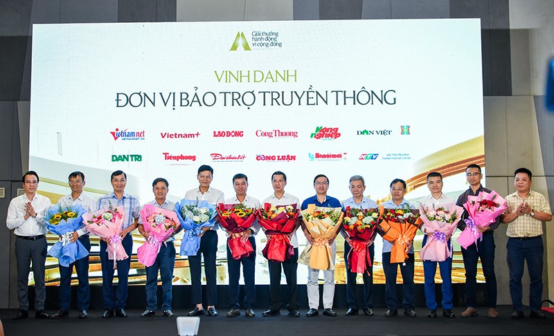 Ban tổ chức vinh danh các cơ quan báo chí bảo trợ truyền thông Ban tổ chức vinh danh các cơ quan báo chí bảo trợ truyền thông