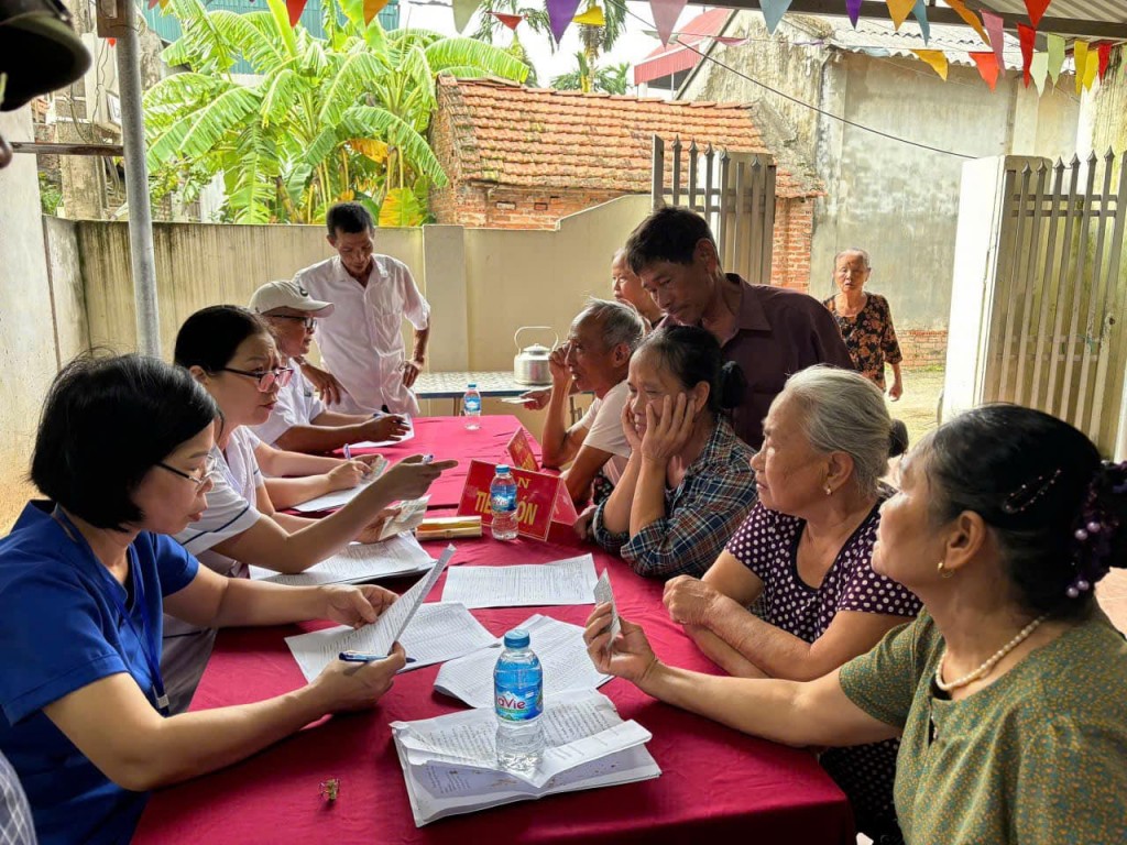  tình nguyện của Trung tâm Y tế huyện và Bệnh viện đa khoa huyện đã khám và tư vấn sức khoẻ cho người dân cách phòng tránh các bệnh hay xảy ra sau ngập úng 