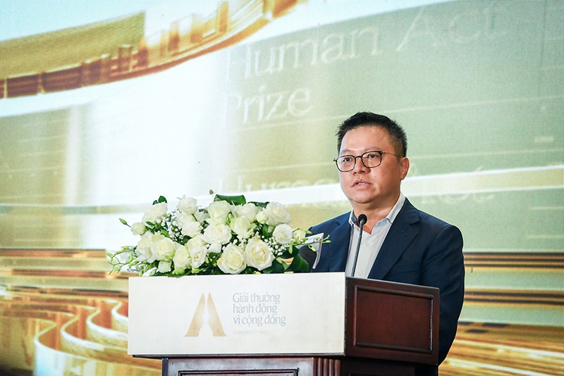 Đồng chí Lê Quốc Minh, Ủy viên Trung ương Đảng, Tổng Biên tập Báo Nhân Dân, Phó Trưởng Ban Tuyên giáo Trung ương, Chủ tịch Hội Nhà báo Việt Nam, Trưởng Ban Tổ chức Giải thưởng Hành động vì Cộng đồng phát biểu tại buổi lễ Đồng chí Lê Quốc Minh, Ủy viên Trung ương Đảng, Tổng Biên tập Báo Nhân Dân, Phó Trưởng Ban Tuyên giáo Trung ương, Chủ tịch Hội Nhà báo Việt Nam, Trưởng Ban Tổ chức Giải thưởng Hành động vì Cộng đồng phát biểu tại buổi lễ