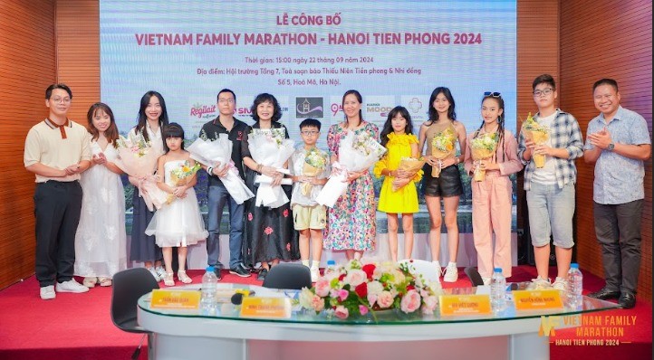 Đại diện ban tổ chức và các thành viên tham gia chương trình chụp ảnh lưu niệm. Ảnh: TNTP