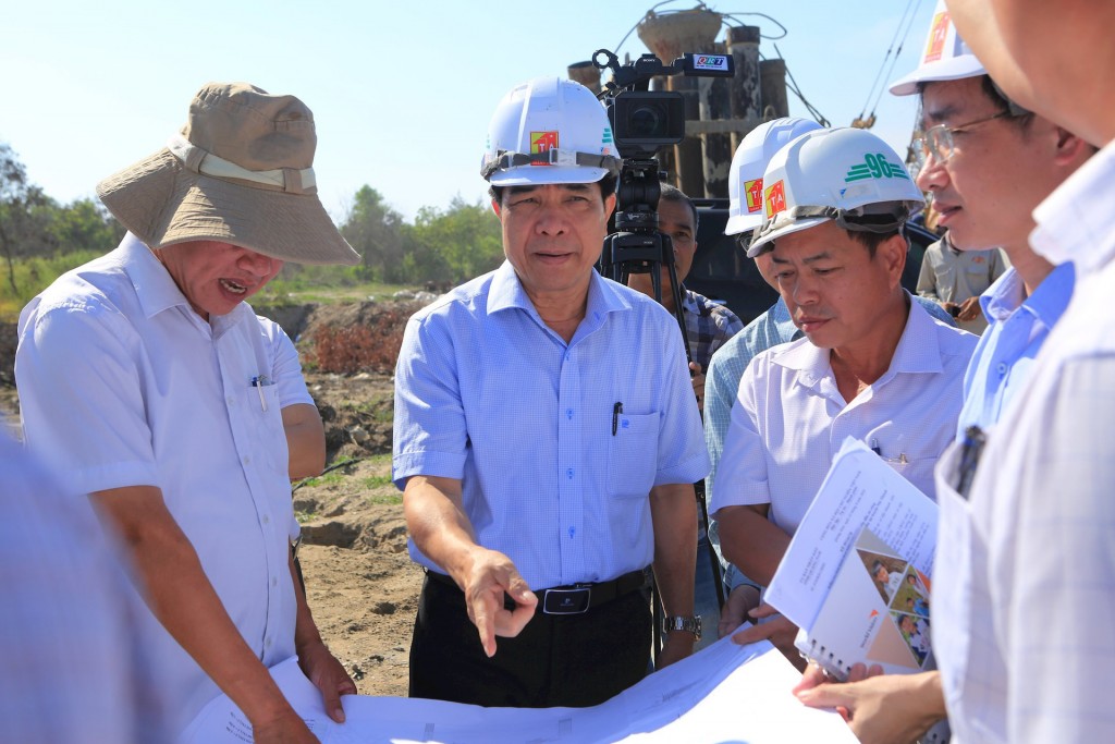 Chủ tịch UBND tỉnh Quảng Nam Lê Văn Dũng kiểm tra giải ngân vốn đầu tư công tại huyện Núi Thành.(Ảnh: quangnam.gov.vn)