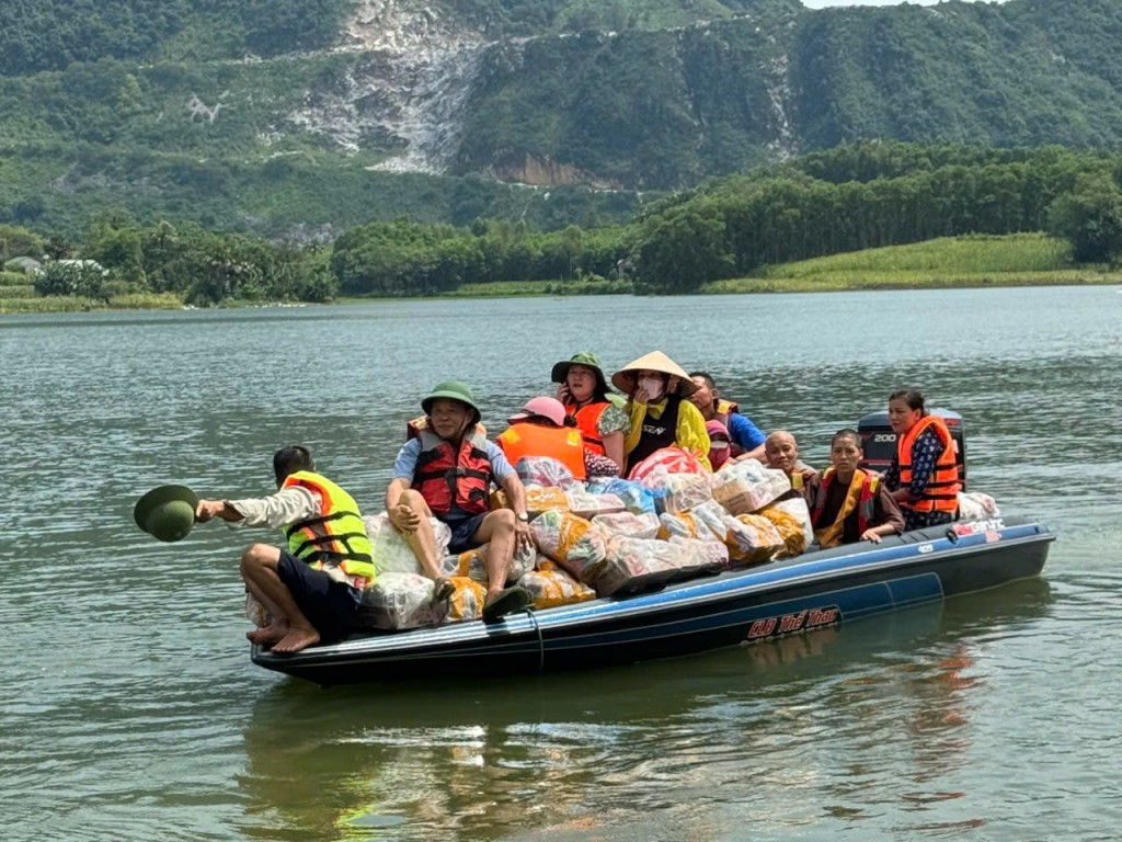 Những thành viên của CLB Thể thao dưới nước Hồ Thác Bà đã nhiệt tình cứu trợ bà con ở Yên Bái