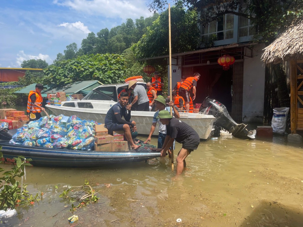 Lao vào lũ dữ cứu người: Những tấm lòng vàng giữa thiên tai